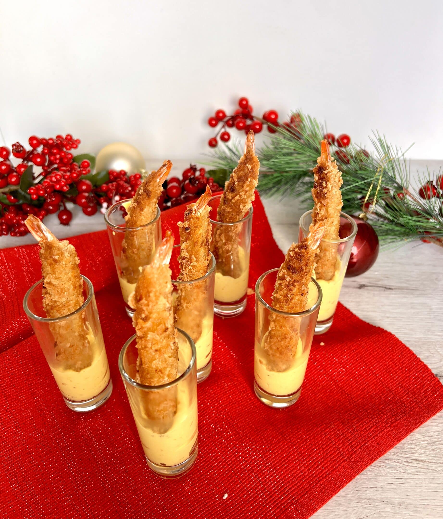 Vasitos de langostino con salsa de curry y mango