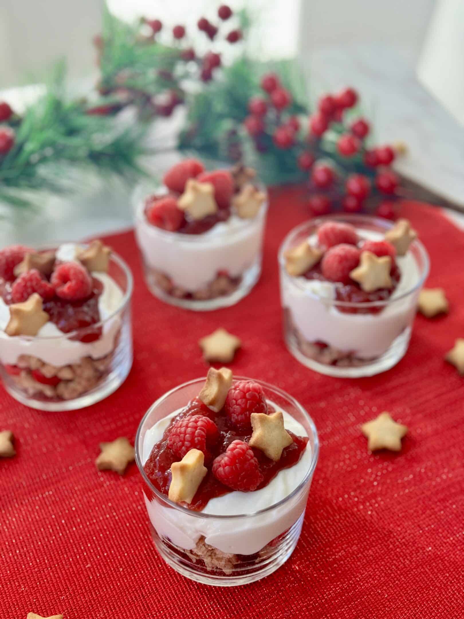 Vasitos navideños de yogur y granola con galleta de mantequilla