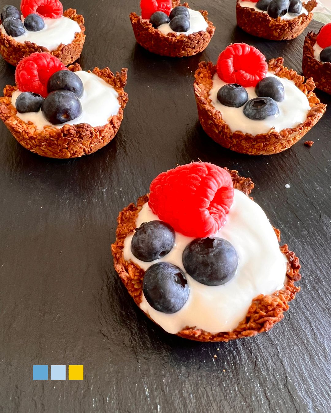 Tartaletas de avena, yogur y frutas del bosque
