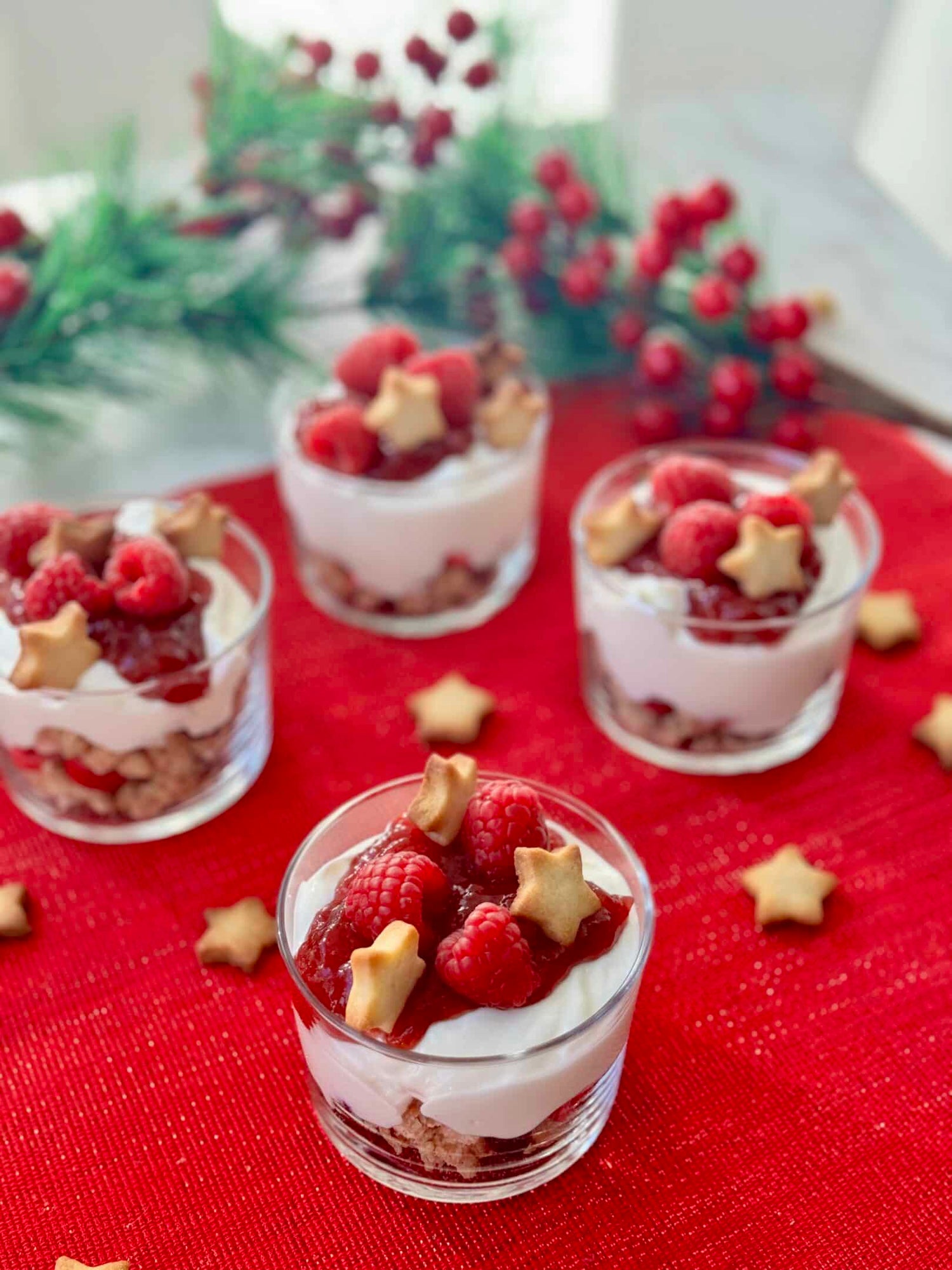 Vasitos navideños de yogur y granola con galleta de mantequilla
