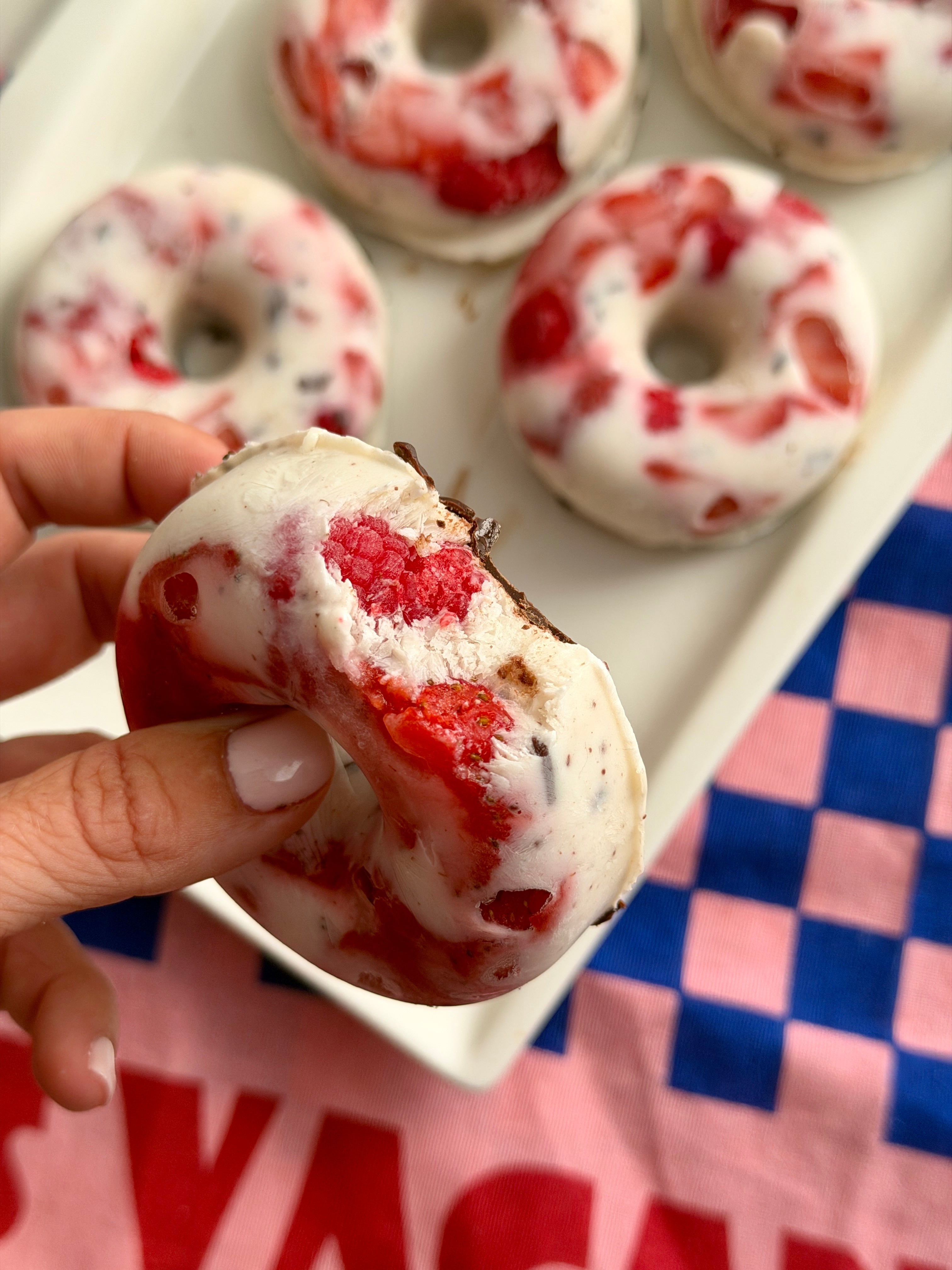 Donuts helados de yogur, frutas del bosque y chocolate