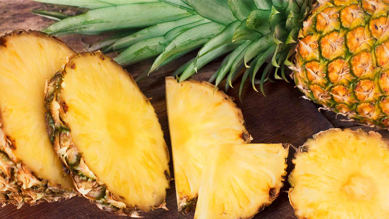 La piña es una fruta amada y odiada a partes iguales por los fanáticos de la pizza. Pero más allá de eso, es genial. Conoce sus beneficios