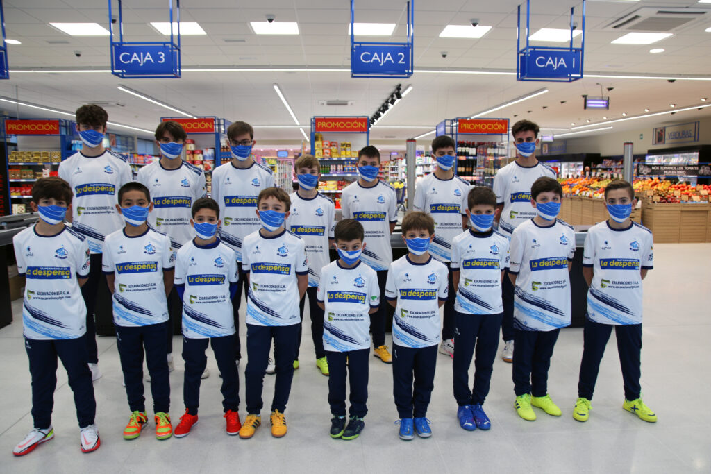 La Despensa patrocina al Club Moprisala Toledo. En la foto, representantes de las diferentes categorías