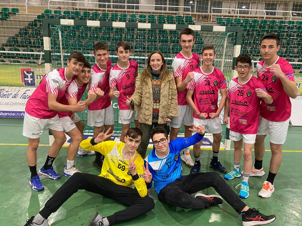 Ecofamilia patrocina al Club de Balonmano Bolaños. En la foto, sección masculina del club